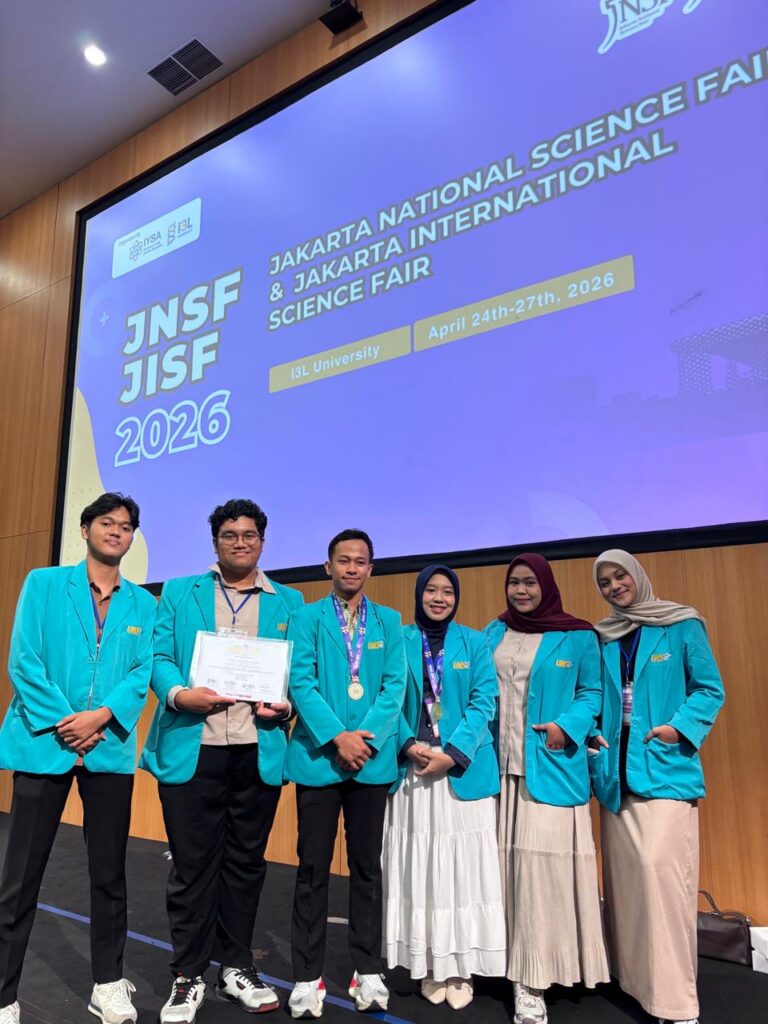 Tim mahasiswa Farmasi UMS meraih Silver Medal pada Jakarta International Science Fair JISF 2026